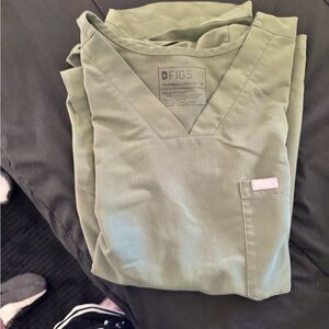 XL men’s scrub top hunter green